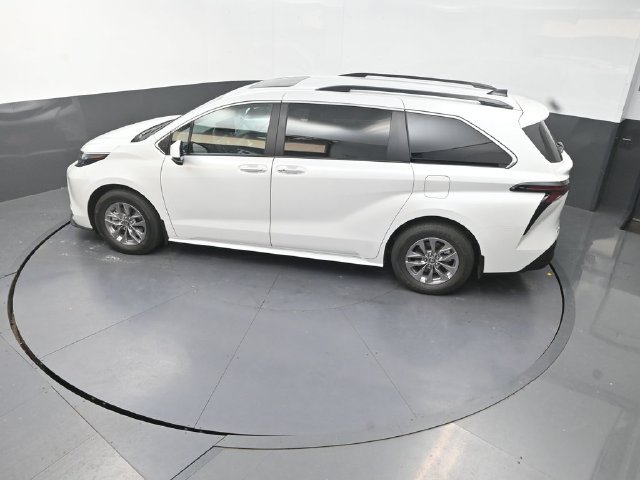 Used 2026 Toyota Sienna XLE FWD image 25