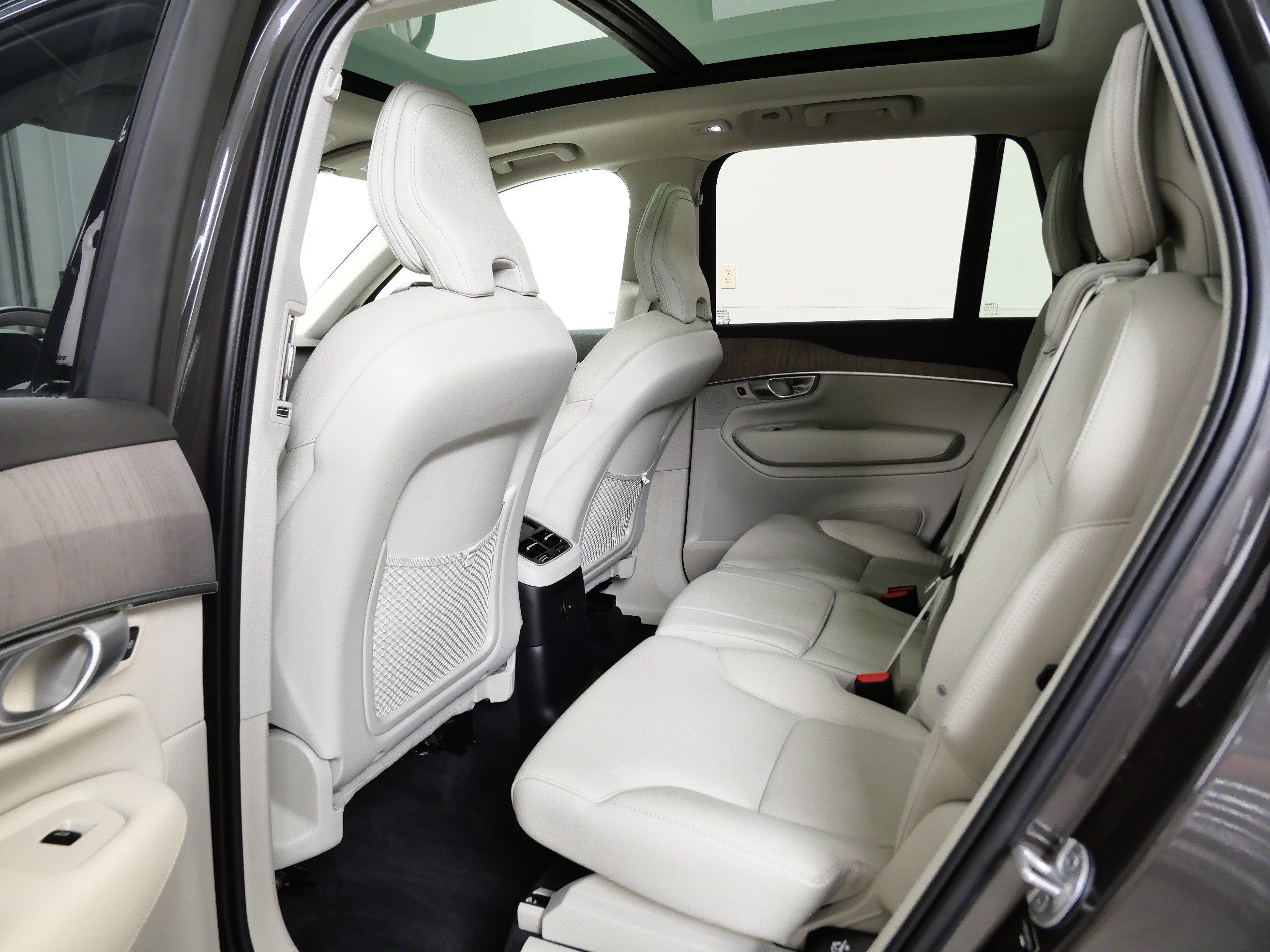 Used 2024 Volvo XC90 T8 Plus w/ Protection Package Premier AWD/4WD image 16