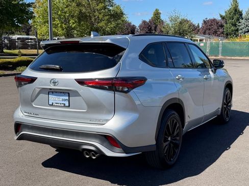 Used 2025 Toyota Highlander XSE AWD/4WD image 8
