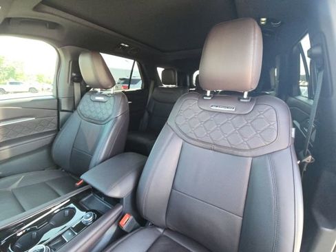 Used 2025 Ford Explorer Platinum w/ Ultimate Package image 25