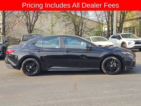 Used 2025 Toyota Camry SE w/ Convenience Package FWD image 2