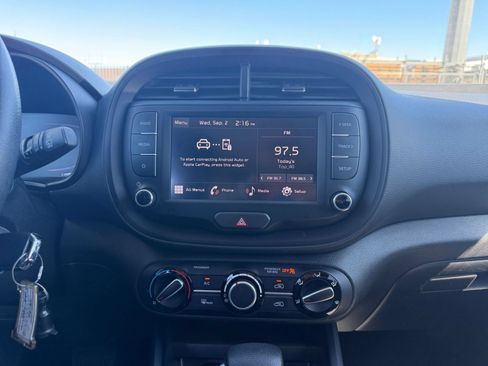 Used 2025 Kia Soul LX w/ LX Technology Package FWD image 16