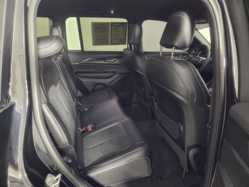 Used 2025 Jeep Grand Cherokee Altitude RWD image 29