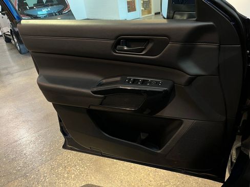 Used 2025 Nissan Pathfinder SV AWD/4WD image 18