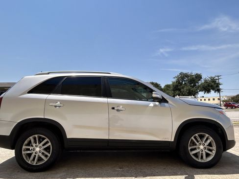 Used 2015 Kia Sorento LX AWD/4WD image 2