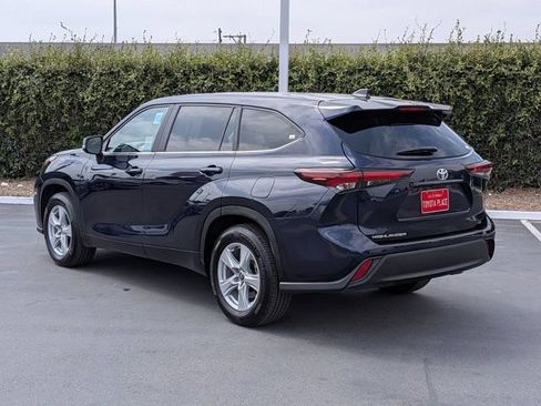 Used 2025 Toyota Highlander LE FWD image 12