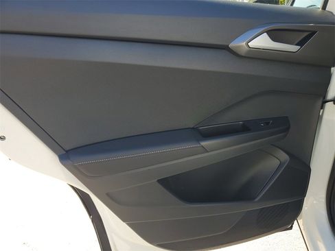 Certified 2025 Volkswagen Taos SE image 9