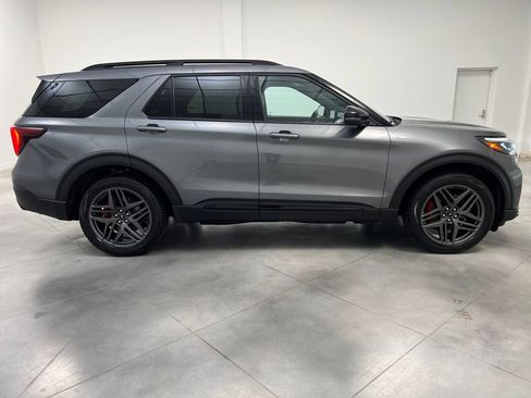Used 2025 Ford Explorer ST-Line w/ ST-Line Street Pack AWD/4WD image 8