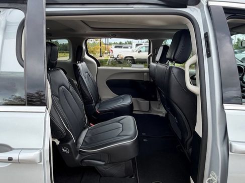Used 2024 Chrysler Pacifica Limited FWD image 53