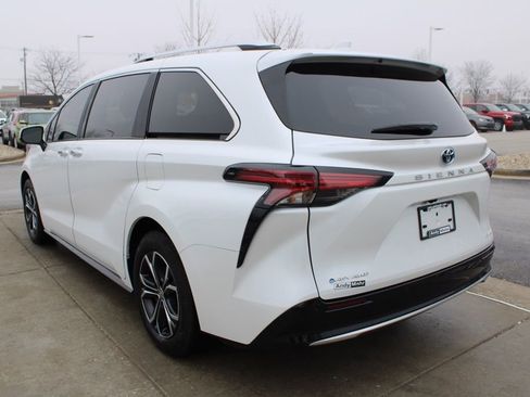 Used 2025 Toyota Sienna Platinum image 5