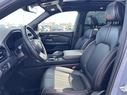 Used 2025 Honda Pilot TrailSport image 20