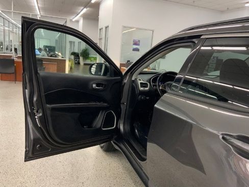 Used 2018 Jeep Compass Latitude image 29