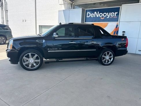 Used 2007 Cadillac Escalade EXT w/ Information Package AWD/4WD image 16