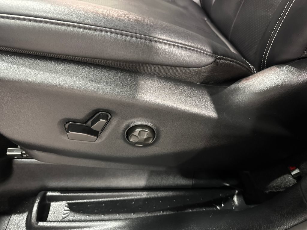 Used 2025 Chrysler Pacifica Select FWD image 18