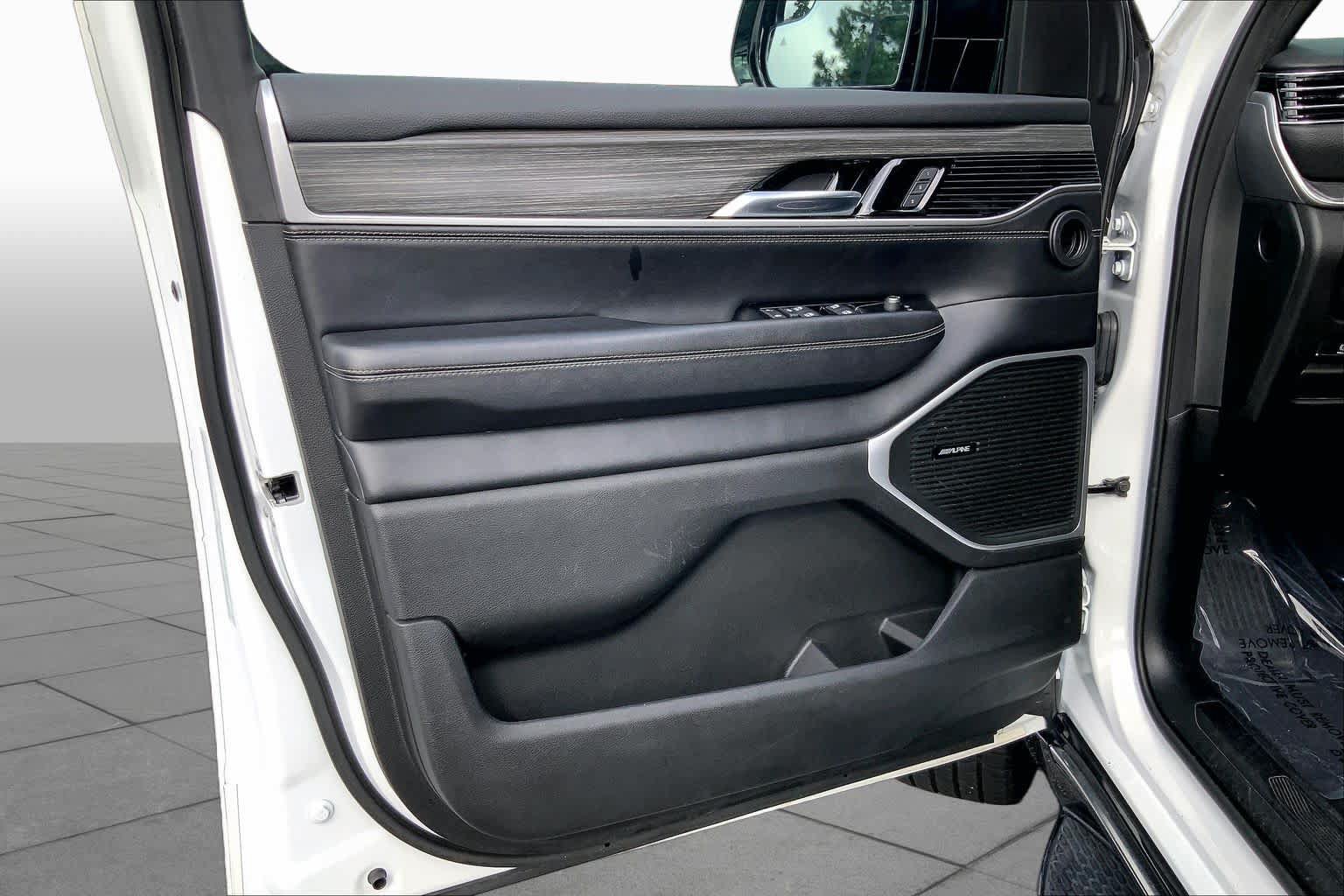 Used 2024 Jeep Wagoneer L Series III w/ Flexible Seating Group AWD/4WD image 20