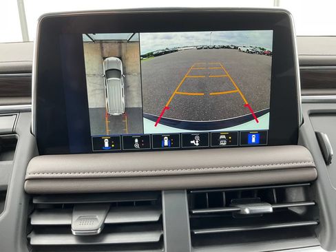 Certified 2022 Chevrolet Suburban LT w/ Luxury Package AWD/4WD image 14