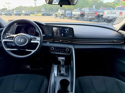 Used 2023 Hyundai Elantra SEL FWD image 12