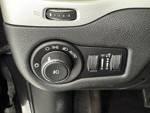 Used 2018 Jeep Cherokee Latitude Plus image 35