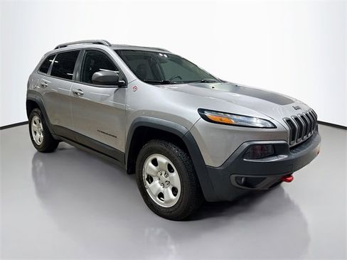 Used 2018 Jeep Cherokee Trailhawk w/ Cold Weather Group image 5