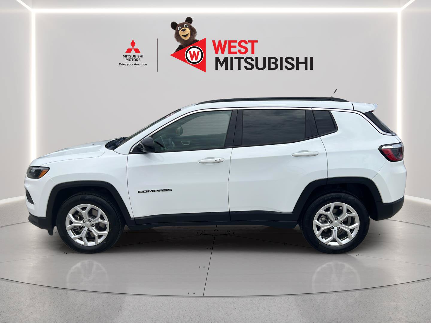 Used 2024 Jeep Compass Latitude AWD/4WD image 2