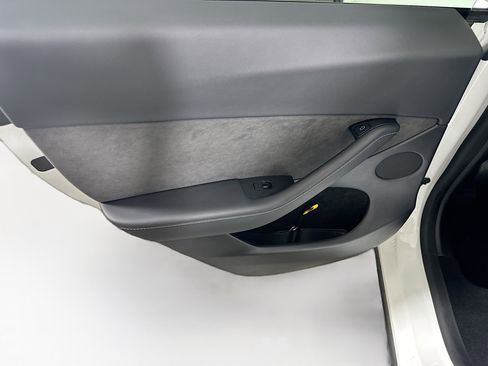 Used 2022 Tesla Model Y Long Range image 25