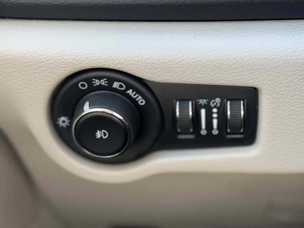 Certified 2023 Chrysler Pacifica Touring-L FWD image 33