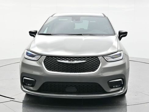 Used 2025 Chrysler Pacifica Select FWD image 2