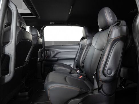 Used 2022 Toyota Sienna XSE image 19