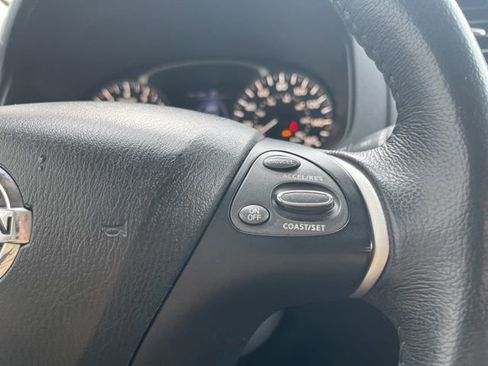 Used 2018 Nissan Pathfinder SV image 15
