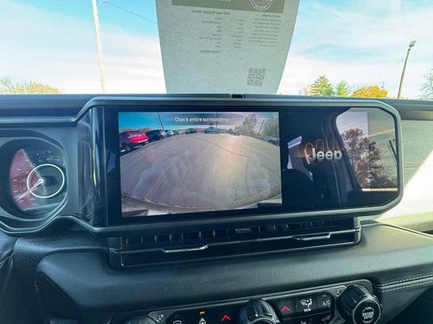 Used 2024 Jeep Wrangler Unlimited Sahara image 21