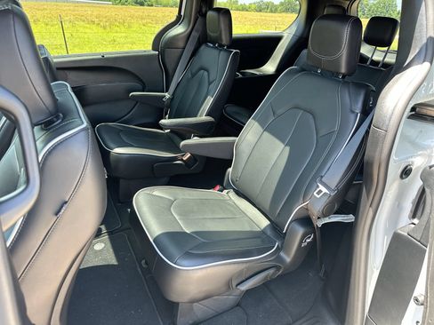 Used 2026 Chrysler Pacifica Limited FWD image 23