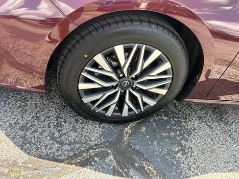 Used 2025 Nissan Altima 2.5 SV FWD image 10