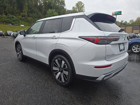 New 2025 Mitsubishi Outlander SE image 6