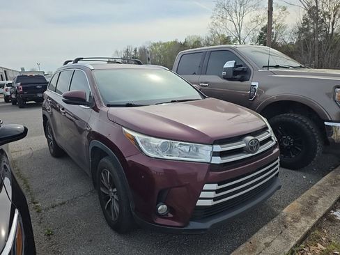 Used 2018 Toyota Highlander XLE image 3