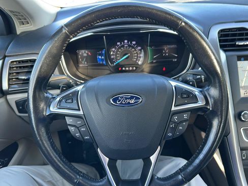 Used 2017 Ford Fusion SE w/ Fusion SE Technology Package FWD image 16