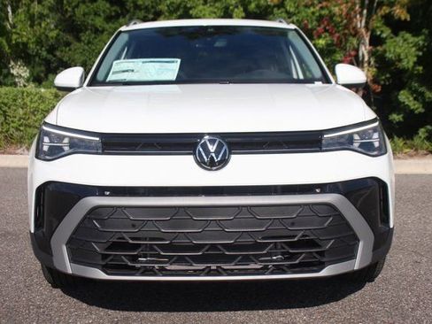 Used 2025 Volkswagen Taos SE image 2