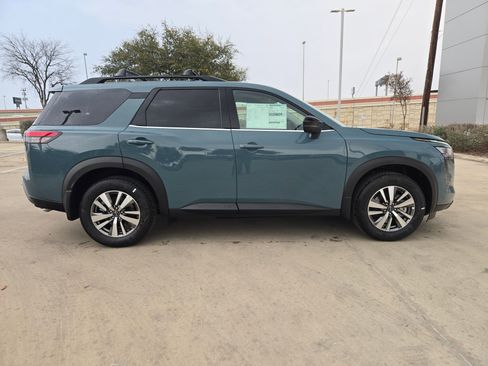 New 2026 Nissan Pathfinder SL image 2