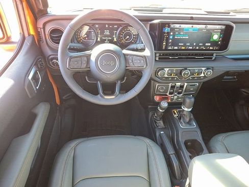 Used 2025 Jeep Gladiator Mojave image 11