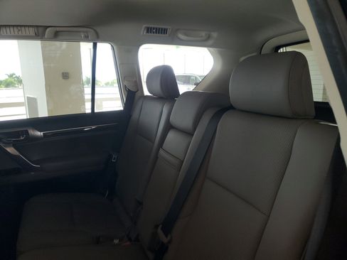 Used 2023 Lexus GX 460 Premium w/ Premium Package image 16