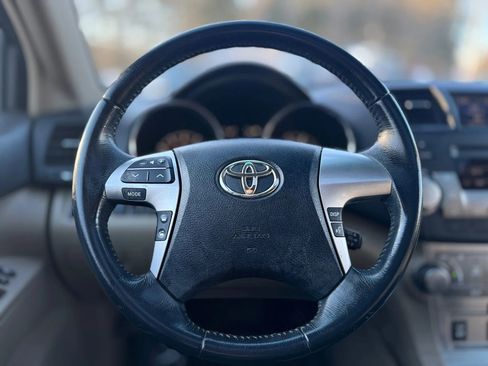 Used 2011 Toyota Highlander SE w/ Tow Pkg image 16