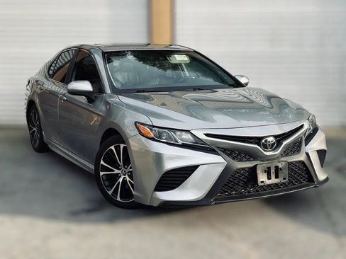 Used 2019 Toyota Camry SE image 1