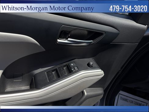 Used 2022 Toyota Highlander XLE AWD/4WD image 16