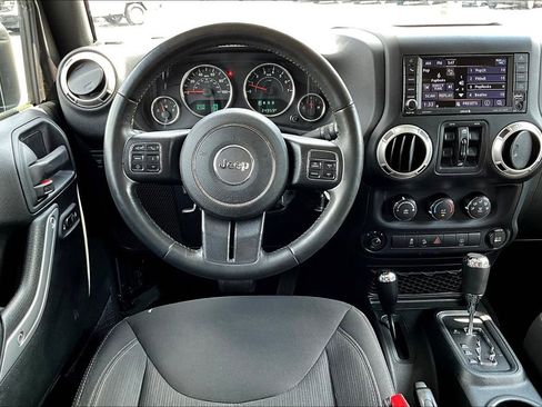 Used 2018 Jeep Wrangler Unlimited Rubicon w/ Connectivity Group image 5