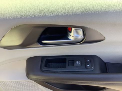 Used 2017 Chrysler Pacifica Touring-L image 39