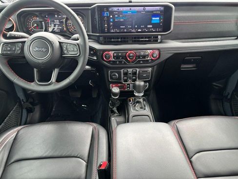 Used 2024 Jeep Gladiator Rubicon w/ Convenience Group AWD/4WD image 12