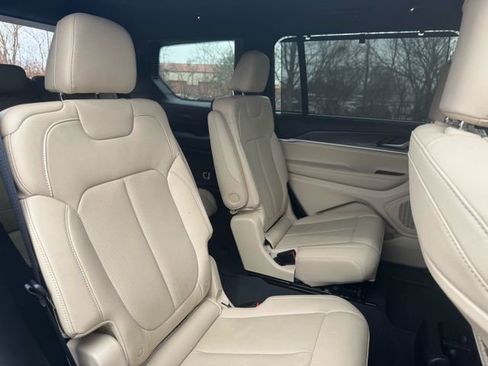 Used 2023 Jeep Grand Cherokee L Limited w/ Luxury Tech Group II RWD image 15