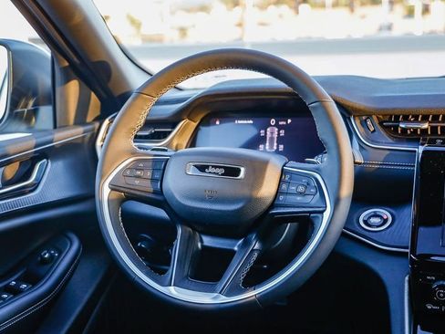 New 2025 Jeep Grand Cherokee Laredo X w/ Luxury Tech Group I image 16