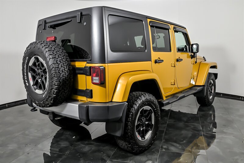 Used 2014 Jeep Wrangler Unlimited Sahara w/ Dual Top Group AWD/4WD image 9
