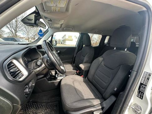 Used 2018 Jeep Renegade Latitude w/ Cold Weather Group image 9