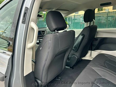Used 2020 Chrysler Voyager L FWD image 33